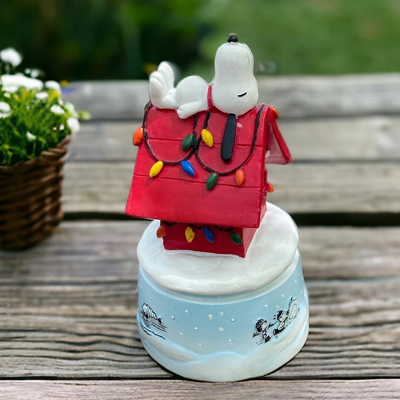 LAST ONE Musical Snoopy Christmas Dog House - Picture 9 of 13